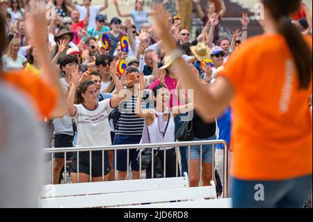 Freiwillige zeigen Hand- und Körperbewegungen für christliche Lieder beim Mladifest 2021, dem Jugendfestival in Medjugorje. Stockfoto