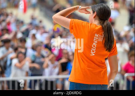 Freiwillige zeigen Hand- und Körperbewegungen für christliche Lieder beim Mladifest 2021, dem Jugendfestival in Medjugorje. Stockfoto