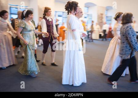 Rothenfels, Deutschland. 18.. Juni 2022. Die Teilnehmer des Symposiums für Historischen Tanz 5. nehmen in historischen Kostümen an einem Ball auf Schloss Rothenfels Teil. Tanzwissenschaftler und Tänzer aus aller Welt treffen sich am Samstag in Unterfranken, um einen Tanzball zum Leben zu erwecken, wie er in vergangenen Jahrhunderten war. Quelle: Nicolas Armer/dpa/Alamy Live News Stockfoto