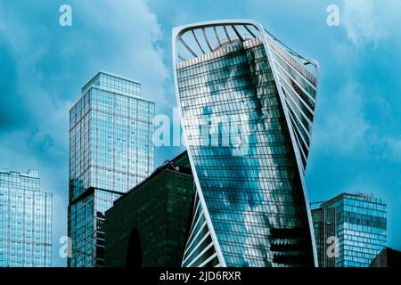 MOSKAU, RUSSLAND - 17. JUNI 2022: Fragment eines Komplexes von Bürohochhäusern.Foto in hoher Qualität Stockfoto