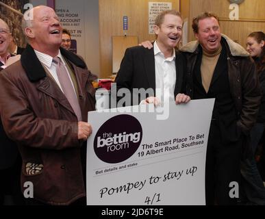 HARRY REDKNAPP UND JIM SMITH ERÖFFNEN DEN WETTRAUM IN PORTSMOUTH MIT DEM BESITZER PETER HIGGINS PIC MIKE WALKER, 2006 Stockfoto