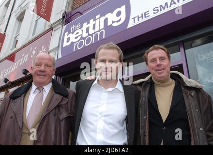 HARRY REDKNAPP UND JIM SMITH ERÖFFNEN DEN WETTRAUM IN PORTSMOUTH MIT DEM BESITZER PETER HIGGINS PIC MIKE WALKER, 2006 Stockfoto