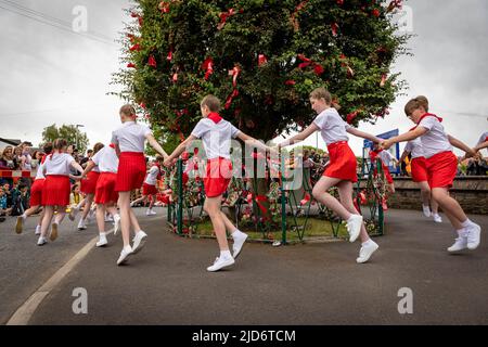 Appleton Thorn, Hes. 18. Juni 2022 - Bawming the Thorn im Dorf Appleton Thorn, Cichhire, England, Großbritannien. Eine Feier und Nachstellung von Adam de Duttons Rückkehr von den Kreuzzügen mit der örtlichen Grundschule, die einen Tanz um den Thorn Tree vorführt. Diese jährliche Veranstaltung wurde nicht durchgeführt, seit die COVID 19 Pandemie die Welt getroffen hat.Quelle: John Hopkins/Alamy Live News Stockfoto