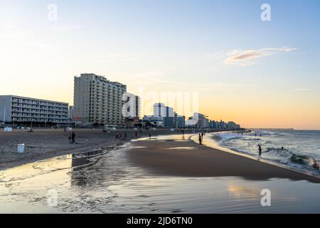 Virginia Beach - Juni 12 2022: Blick auf die Virginia Beach Oceanfront Hotels, wenn die Sonne bei Flut nach Norden geht Stockfoto