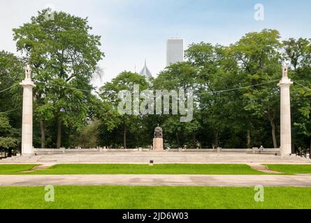 Weitansicht der Exedra mit Bronzestatue von Abraham Lincoln im Grant Park in Chicago, Illinois, USA Stockfoto