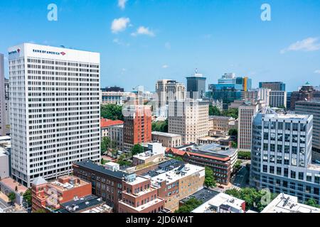 Richmond Virginia - Mai 25 2022: Luftaufnahme der Innenstadt von Richmond Virginia mit Blick nach Nordosten mit dem Gebäude der Bank of America im Vordergrund Stockfoto