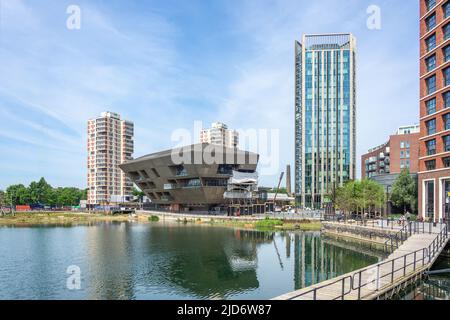 Canada Water Lake and Library, Surrey Quays Road, Rotherhithe, The London Borough of Southwark, Greater London, England, Vereinigtes Königreich Stockfoto