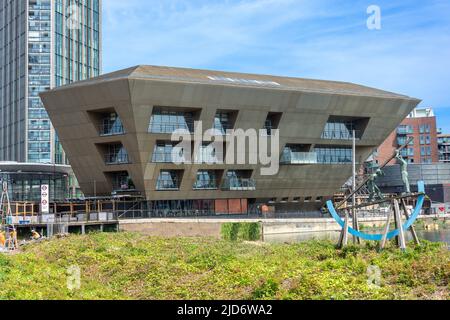 Canada Water Lake and Library, Surrey Quays Road, Rotherhithe, The London Borough of Southwark, Greater London, England, Vereinigtes Königreich Stockfoto