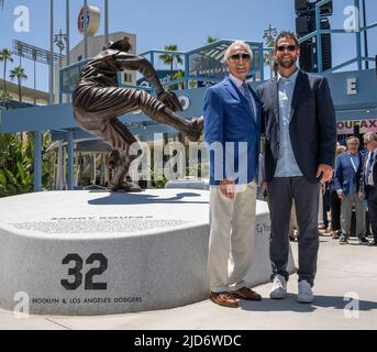 18. Juni 2022: Sandy Koufax (links) und Clayton Karshaw an der von Branly Cadet entworfenen Sandy Koufax Statue wurde am 18. Juni 2022 bei einer Enthüllungszeremonie im Centerfield Plaza im Dodger Stadium enthüllt. (Bild: © Mark Edward Harris/ZUMA Press Wire) Stockfoto