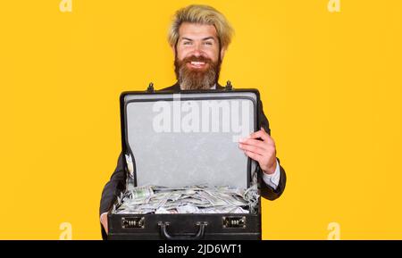 Geschäftserfolg. Lächelnder Geschäftsmann mit Aktentasche voller Geld. Leihservice. Reichtum und Reich. Stockfoto