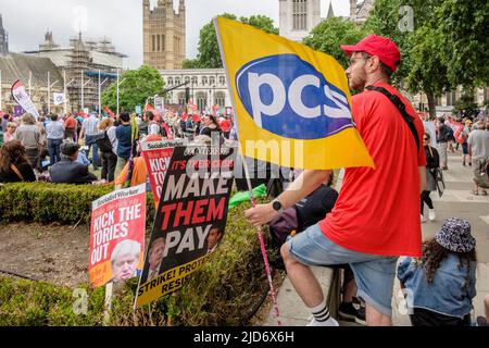 London, 18.. Juni 2022. Tausende von Gewerkschaftsmitgliedern marschieren auf den von der TUC organisierten „Wir fordern bessere Proteste“. Ein Mitglied der Union für öffentliche und kommerzielle Dienstleistungen bei der Kundgebung auf dem Parliament Square. Stockfoto