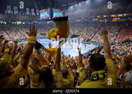 Handballfans feiern ihre Mannschaften und die Rückkehr in die Lanxess Arena, Kielce-Fans, Kielce Handball Champions League Finale 4, Halbfinale, Telekom Veszprem HC gegen Lomza Vive Kielce, am 18.. Juni 2022 in Köln. Â Stockfoto