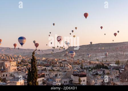 Kappadokien, Türkei. Ballon Sonnenaufgang. Landschaft vom Mitra Cave Hotel. Stockfoto