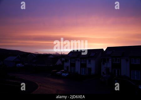 Merthyr Tydfil, South Wales, Großbritannien. 18. Juni 2022. UK Wetter: Ein erstaunlicher Sonnenuntergang heute Abend nach einem Tag Regen. Quelle: Andrew Bartlett/Alamy Live News Stockfoto