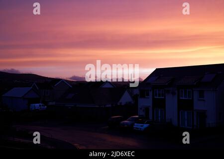 Merthyr Tydfil, South Wales, Großbritannien. 18. Juni 2022. UK Wetter: Ein erstaunlicher Sonnenuntergang heute Abend nach einem Tag Regen. Quelle: Andrew Bartlett/Alamy Live News Stockfoto