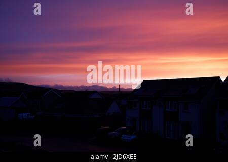 Merthyr Tydfil, South Wales, Großbritannien. 18. Juni 2022. UK Wetter: Ein erstaunlicher Sonnenuntergang heute Abend nach einem Tag Regen. Quelle: Andrew Bartlett/Alamy Live News Stockfoto