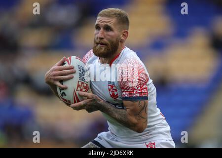 Warrington, Großbritannien. 18.. Juni 2022. Sam Tomkins #1 der englischen Rugby-League-Nationalmannschaft läuft am 6/18/2022 in Warrington, Großbritannien, mit dem Ball. (Foto von James Heaton/News Images/Sipa USA) Quelle: SIPA USA/Alamy Live News Stockfoto