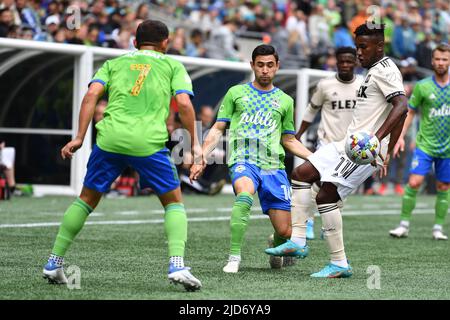 18. Juni 2022: Seattle Sounders Mittelfeldspieler Alexander Roldan und LAFC Mittelfeldspieler José Cifuentes während des MLS Fußballmatches zwischen LAFC und Seattle Sounders FC im Lumen Field in Seattle, WA. Die Teams kämpfen bis zu einem Unentschieden von 1-1. Steve Faber/CSM Stockfoto