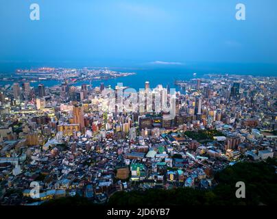 Luftaufnahme der Lichter von der Innenstadt Sannomiya und Kobe City in der Dämmerung Stockfoto