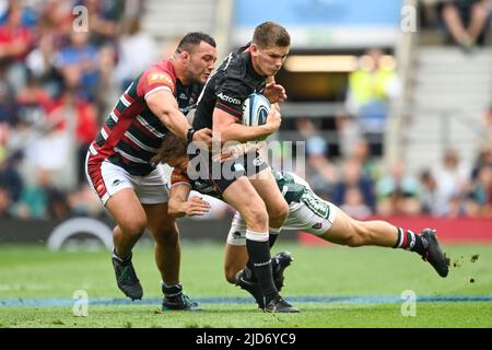 Owen Farrell #10 von Saracens wird von Ellis Genge #1 und Guy Porter #12 von Leicester Tigers angegangen Stockfoto