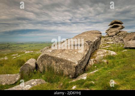 Showery Tor ist ein Felsvorsprung auf dem Grat des Bodmin Moor nördlich des rauen Tor-Gipfels in der Nähe von Camelford in Cornwall. Es ist bekannt für seine Felsen für Stockfoto