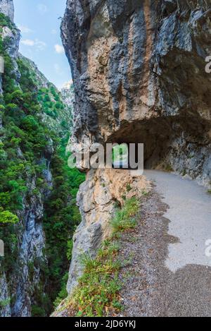 Senda del rio Cares, ein Weg, der durch eine Schlucht in den Picos de Europa, in der Catabrica-Bergkette verläuft. Stockfoto