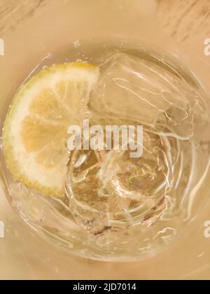 Detail eines Glases Limonade oder Mineralwasser mit Zitrone zum Abkühlen Stockfoto