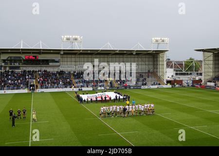 Warrington, Großbritannien. 18.. Juni 2022. Die englische Rugby-League-Nationalmannschaft steht vor dem Spiel in Warrington, Großbritannien, am 6/18/2022, für die Nationalhymne an. (Foto von James Heaton/News Images/Sipa USA) Quelle: SIPA USA/Alamy Live News Stockfoto