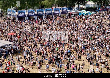 18. Juni 2022, Niedersachsen, Scheeßel: Zahlreiche Festivalbesucher sehen sich das Konzert des deutschen Rappers 'Juju' beim Festival des Unruhrs an. Das Open-Air-Festival mit rund 78.000 Besuchern pro Tag findet vom 17. Bis 19. Juni statt. Foto: Hauke-Christian Dittrich/dpa Stockfoto