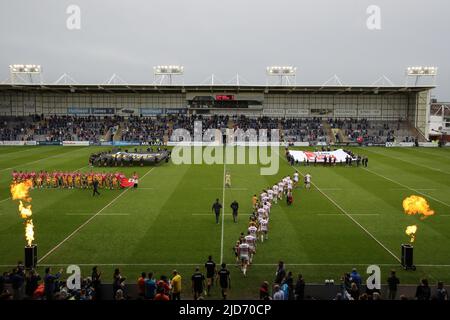 Warrington, Großbritannien. 18.. Juni 2022. Die englische Rugby-League-Nationalmannschaft geht vor dem Start in Warrington, Großbritannien, am 6/18/2022 aus dem Tunnel. (Foto von James Heaton/News Images/Sipa USA) Quelle: SIPA USA/Alamy Live News Stockfoto