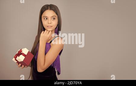 Schöne teen Mädchen halten Geschenk-Box. Glücklichsein einpacken. Glückliches Mädchen mit Geschenkbox. Souvenirladen. Stockfoto