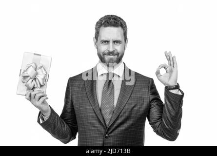 Geschäftsmann zeigt Geschenkbox. Firmengeschenk. Frauentag. Erfolgreicher ceo halten geschenkbox. ok. Stockfoto