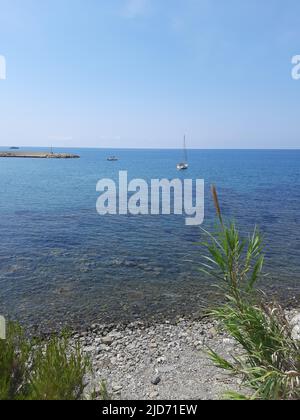 17. Juni 2022, Marina di Casal Velino, Salerno, Italien: Marina di Casalvelino, auch Casalvelino Marina genannt, ist ein süditalienischer Ort und Weiler (frazione) von Casal Velino, einer Gemeinde in der Provinz Salerno, Kampanien. Es ist der am dichtesten besiedelte Weiler seiner Gemeinde. Das Dorf, das sich neben den Ruinen der antiken griechischen Stadt Velia befindet, wuchs dank des Tourismus an der Cilentan-Küste in den letzten zehn Jahren des 20.. Jahrhunderts an Bevölkerung und städtischer Expansion. Der Hafen von Marina wird von der Tragflächenboot-Linie MM6W Neapel-Sorrento-Marina di Camerota, Teil einer lokalen Passe, bedient Stockfoto