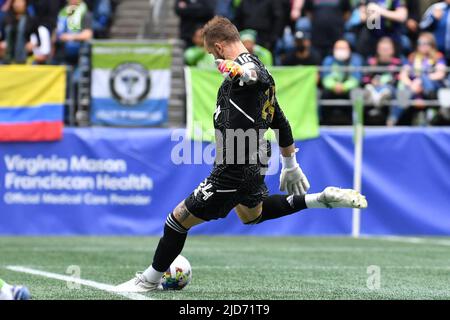 18. Juni 2022: Seattle Sounders Torwart Stefan frei schießt beim MLS-Fußballspiel zwischen LAFC und Seattle Sounders FC im Lumen Field in Seattle, WA, den Ball ins Downfield. Das Spiel endete in einem Unentschieden von 1-1. Steve Faber/CSM Stockfoto