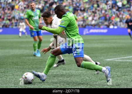 18. Juni 2022: Der Verteidiger von Seattle Sounders, Nouhou Tolo, kämpft beim MLS-Fußballspiel zwischen LAFC und Seattle Sounders FC im Lumen Field in Seattle, WA, um den Ball mit dem LAFC-Verteidiger Franco Escobar zu verbessern. Das Spiel endete in einem Unentschieden von 1-1. Steve Faber/CSM Stockfoto