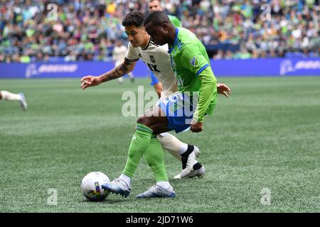 18. Juni 2022: Seattle Sounders-Verteidiger Nouhou Tolo und LAFC-Verteidiger Franco Escobar beim MLS-Fußballspiel zwischen LAFC und Seattle Sounders FC im Lumen Field in Seattle, WA. Das Spiel endete in einem Unentschieden von 1-1. Steve Faber/CSM Stockfoto