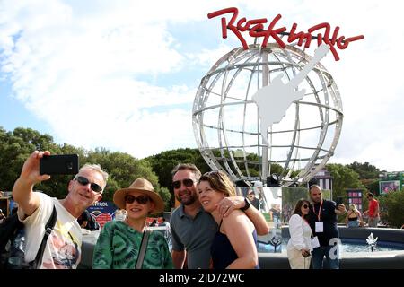 18. Juni 2022 2022, Lissabon, Portugal: Festivalbesucher besuchen am 18. Juni 2022 das Musikfestival Rock in Rio Lisboa in Lissabon, Portugal. Rock in Rio gilt als eines der größten Musikfestivals der Welt und findet am 18.., 19.., 25.. Und 26.. Juni 2022 in Lissabon statt. (Bild: © Pedro Fiuza/ZUMA Press Wire) Stockfoto