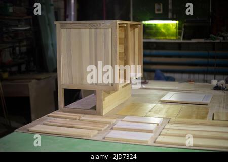 Tafeln in der Werkstatt. Möbeldetails. Poliertes Holz. Materialien auf dem Tisch. Holzarbeiten. Stockfoto