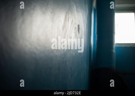 Blaue Wand im Haus. Details des Innenraums des Eingangs im Haus. Gemeinschaftsbereich. Stockfoto