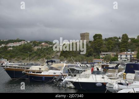 17. Juni 2022, Marina di Casal Velino, Salerno, Italien: Marina di Casalvelino, auch Casalvelino Marina genannt, ist ein süditalienischer Ort und Weiler (frazione) von Casal Velino, einer Gemeinde in der Provinz Salerno, Kampanien. Es ist der am dichtesten besiedelte Weiler seiner Gemeinde. Das Dorf, das sich neben den Ruinen der antiken griechischen Stadt Velia befindet, wuchs dank des Tourismus an der Cilentan-Küste in den letzten zehn Jahren des 20.. Jahrhunderts an Bevölkerung und städtischer Expansion. Der Hafen von Marina wird von der Tragflächenboot-Linie MM6W Neapel-Sorrento-Marina di Camerota, Teil einer lokalen Passe, bedient Stockfoto