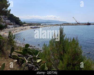 17. Juni 2022, Marina di Casal Velino, Salerno, Italien: Marina di Casalvelino, auch Casalvelino Marina genannt, ist ein süditalienischer Ort und Weiler (frazione) von Casal Velino, einer Gemeinde in der Provinz Salerno, Kampanien. Es ist der am dichtesten besiedelte Weiler seiner Gemeinde. Das Dorf, das sich neben den Ruinen der antiken griechischen Stadt Velia befindet, wuchs dank des Tourismus an der Cilentan-Küste in den letzten zehn Jahren des 20.. Jahrhunderts an Bevölkerung und städtischer Expansion. Der Hafen von Marina wird von der Tragflächenboot-Linie MM6W Neapel-Sorrento-Marina di Camerota, Teil einer lokalen Passe, bedient Stockfoto