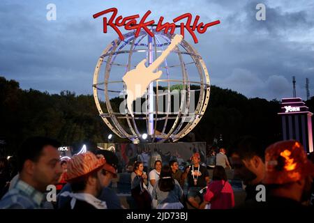 18. Juni 2022 2022, Lissabon, Portugal: Festivalbesucher besuchen am 18. Juni 2022 das Musikfestival Rock in Rio Lisboa in Lissabon, Portugal. Rock in Rio gilt als eines der größten Musikfestivals der Welt und findet am 18.., 19.., 25.. Und 26.. Juni 2022 in Lissabon statt. (Bild: © Pedro Fiuza/ZUMA Press Wire) Stockfoto