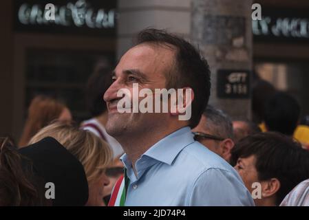 Turin, Turin, Italien. 18.. Juni 2022. Stefano Lo Russo, Major von Turin, an der Spitze der Parade für die LGBTQA-Gemeinschaft in Turin (Bildquelle: © Matteo Secci/ZUMA Press Wire) Bildquelle: ZUMA Press, Inc./Alamy Live News Stockfoto