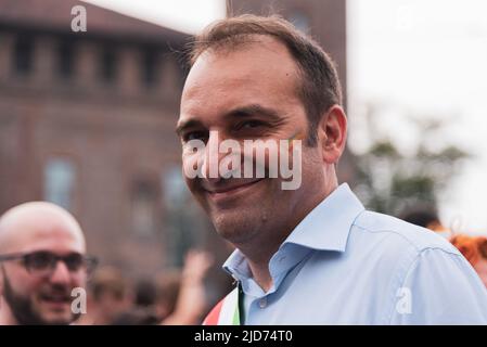 Turin, Turin, Italien. 18.. Juni 2022. Stefano Lo Russo, Major von Turin, an der Spitze der Parade für die LGBTQA-Gemeinschaft in Turin (Bildquelle: © Matteo Secci/ZUMA Press Wire) Bildquelle: ZUMA Press, Inc./Alamy Live News Stockfoto