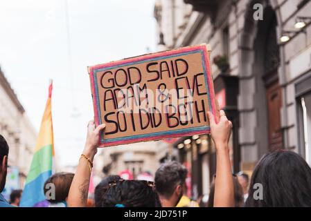 Turin, Turin, Italien. 18.. Juni 2022. Menschen, die für den LGBTQA Pride durch die Straßen von Turin ziehen. (Bild: © Matteo Secci/ZUMA Press Wire) Bild: ZUMA Press, Inc./Alamy Live News Stockfoto