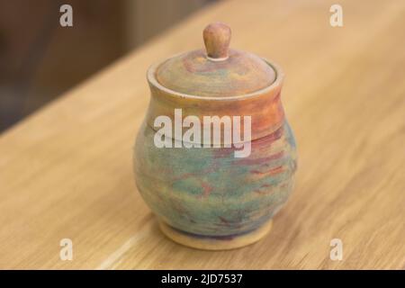 Holzschatulle. Gewürzglas. Holzbehälter. Stockfoto