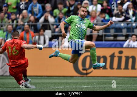 18. Juni 2022: Seattle Sounders leiten Jordan Morris während des MLS-Fußballmatches zwischen LAFC und Seattle Sounders FC im Lumen Field in Seattle, WA, an LAFC-Torwart Maxime Crépeau vorbei. Das Spiel endete in einem Unentschieden von 1-1. Steve Faber/CSM Stockfoto