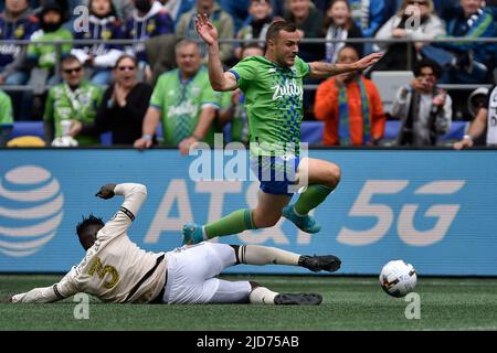 18. Juni 2022: Seattle Sounders-Stürmer Jordan Morris geht über LAFC-Verteidiger JesÃºs David Murillo, als er während des MLS-Fußballmatches zwischen LAFC und Seattle Sounders FC im Lumen Field in Seattle, WA, auf das Tor zufährt. Die beiden Teams kämpften mit einem Unentschieden von 1-1. Steve Faber/CSM Stockfoto