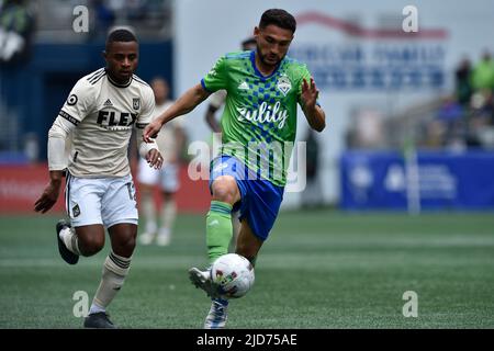 18. Juni 2022: Der Mittelfeldspieler Cristian Roldan aus Seattle Sounders legt beim MLS-Fußballspiel zwischen LAFC und Seattle Sounders FC im Lumen Field in Seattle, WA, den Ball auf. Das Spiel endete in einem Unentschieden von 1-1. Steve Faber/CSM Stockfoto