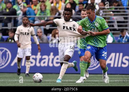 18. Juni 2022: Jackson Ragen, der Verteidiger der Seattle Sounders, hebt beim MLS-Fußballspiel zwischen LAFC und Seattle Sounders FC im Lumen Field in Seattle, WA, die Verteidigung auf ein neues Level gegen den LAFC-Mittelfeldspieler José Cifuentes. Das Spiel endete in einem Unentschieden von 1-1. Steve Faber/CSM Stockfoto